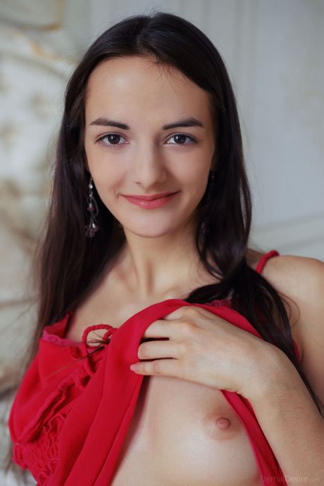 Öm tonåring Erika C blir helt naken med lockelse
