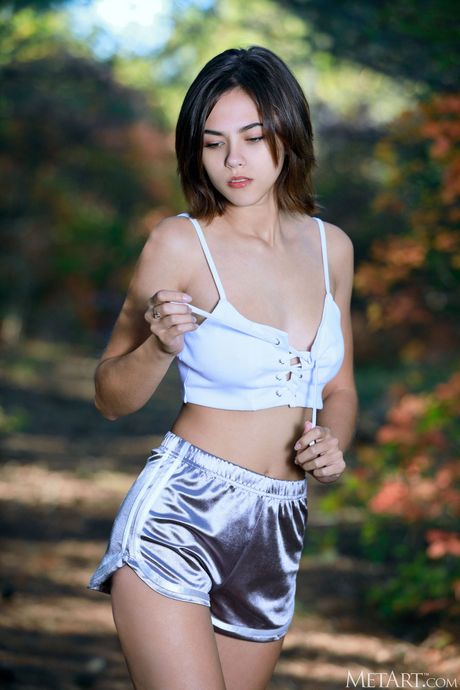 Urocza nastolatka Dzhili zdejmuje to wszystko podczas gry w piłkę nożną w lesie
