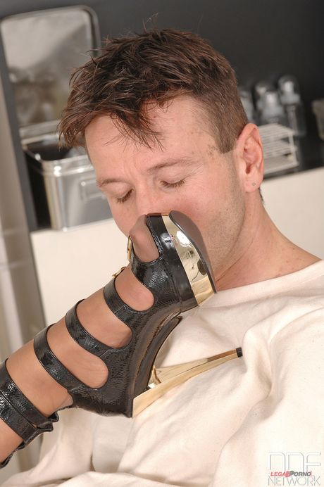 La doctora británica Emma Butt tiene a sus pacientes la polla absorbida por sus pies de caldo
