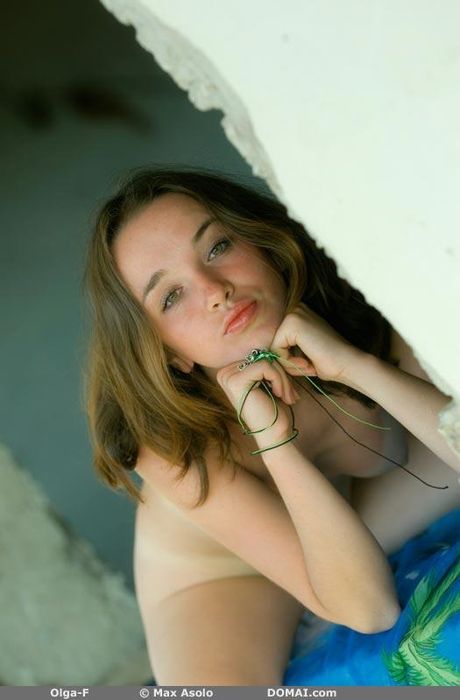 A adolescente intrigante Olga F demonstra seus peitos pequenos e suas deliciosas axilas em um solo
