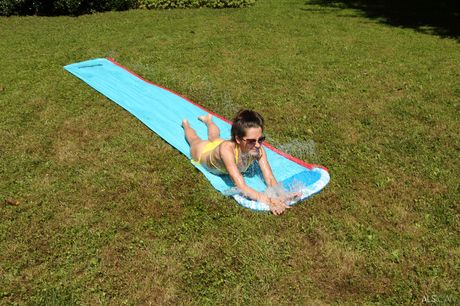 Teen Teen Freya von Doom يأخذ شخًا قبل أن تطرح بوسها في الفناء الخلفي
