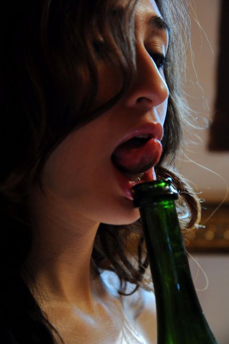 Brunette teen Carol O sticks a bottle in her pussy after getting naked