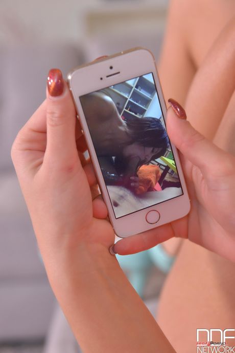 Europejskie lesbijki Katrin Tequila & Suzy Rainbow bawi się nawzajem dziury
