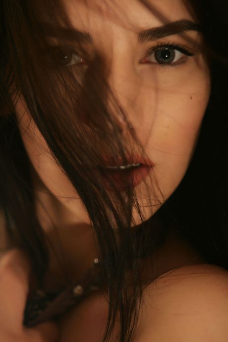 Sexet ukrainske Alice E -strimler og poserer nøgne i høje hæle
