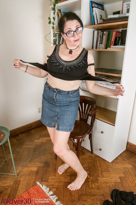 Mature secretary Ozzy Q shows her big ass & her big tits in a hot striptease