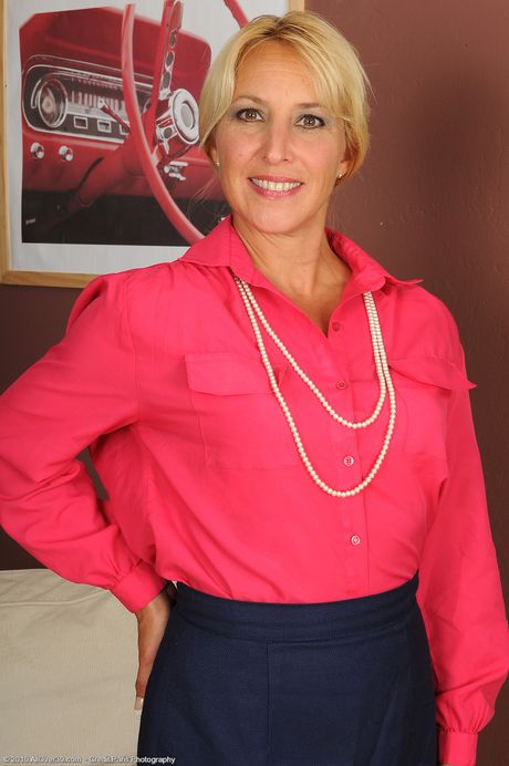 Mature woman Andi removes her lingerie and poses in her stockings