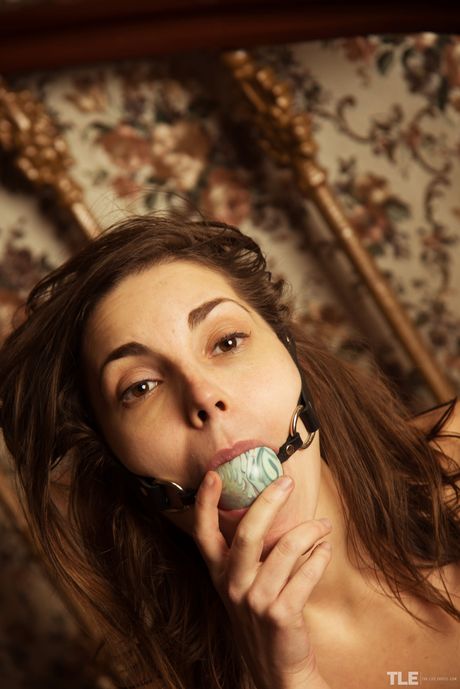 A adolescente atraente Mila H brinca com uma corda de salto enquanto se masturbando em um quarto de hotel
