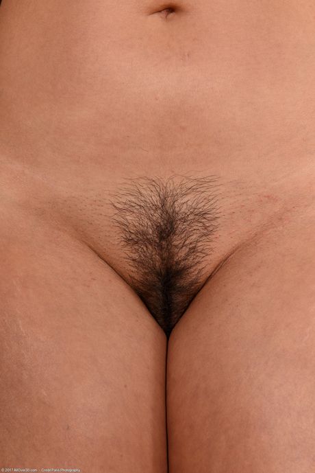 Sexy MILF Helena Price Strips podczas prac domowych i pokazuje jej dziury
