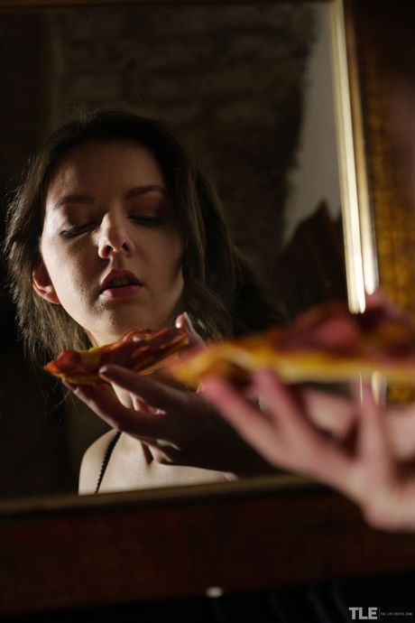 Teen solo girl Rebeka Ruby gets naked on a leather couch after eating pizza