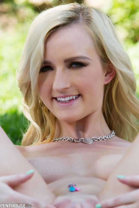 Loira magra com peitos naturais verde skylar espalhe sua bunda ao ar livre
