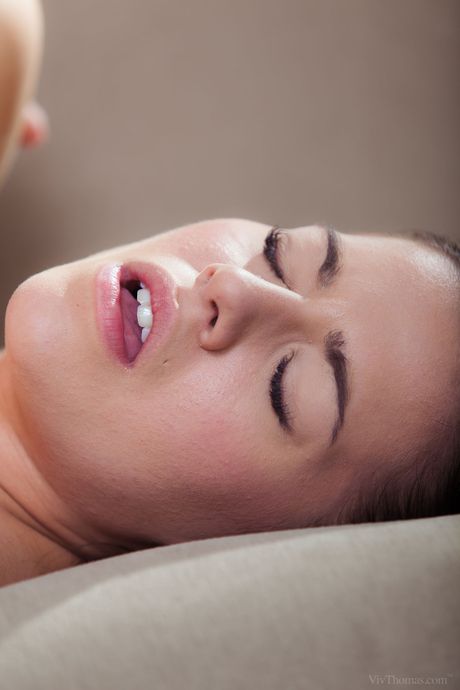 Teen lesbians Eveline Dellai & Arian lick each others pussy with a sex toy