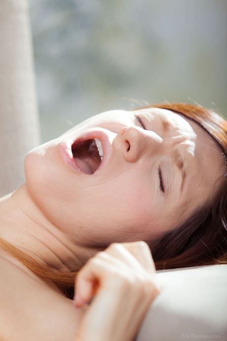 Teen Lesbians Eveline Dellai en Arian likken elkaars kutje met een seksspeeltje
