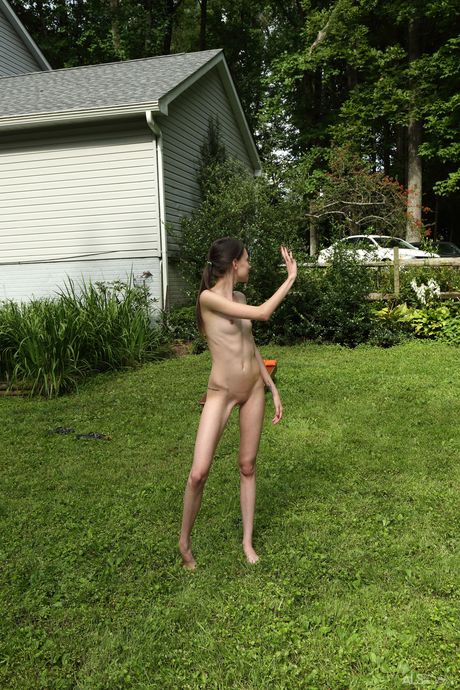 身材苗条的少女阿瑞雅-海兹（Aria Haze）在玩完抛豆袋游戏后，用拳头击打自己的下体
