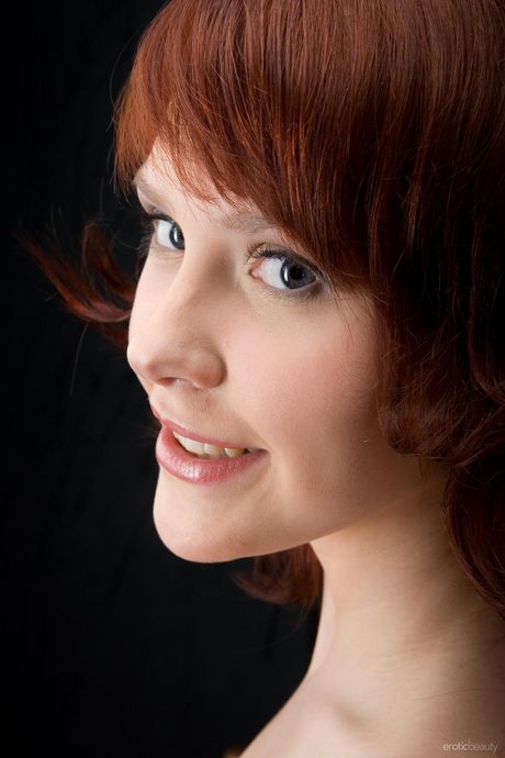 Teen Anelie A Anelie A mostra seus peitos pequenos e posa nude em um solo
