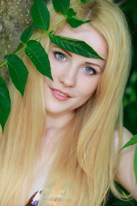 Il seducente adolescente Fay Love si toglie il bikini e presenta le sue grandi tette all