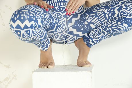 Slim teen Frida takes a piss after getting naked in a pair of yoga pants