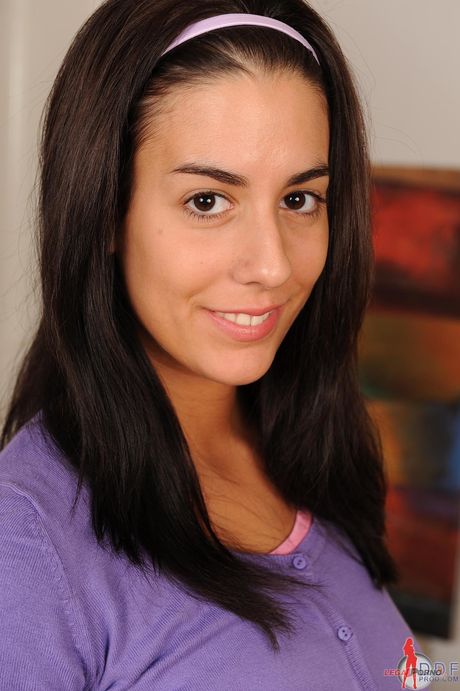 Sexy tschechische Vanessa Black enthüllt ihre großen Titten und verbreitet ihre Muschi
