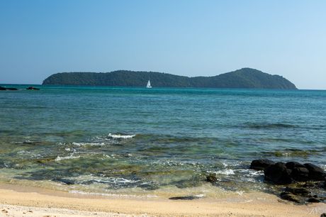 金发妞 Delilah G 戴着墨镜在潮汐池中赤身裸体
