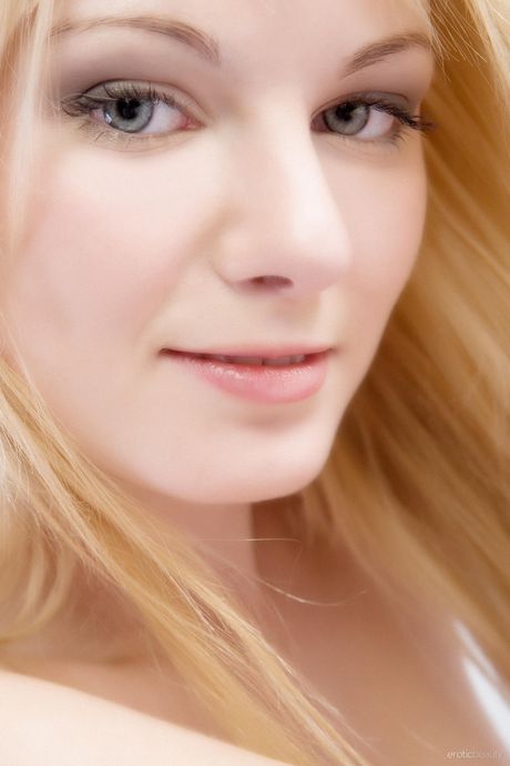 Cute teen Mellory models totally naked boldly