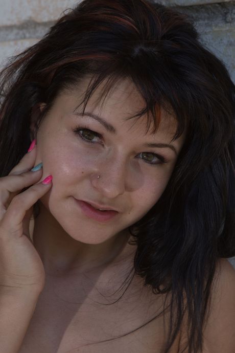 Brunette cerise o dévoiler de gros seins d