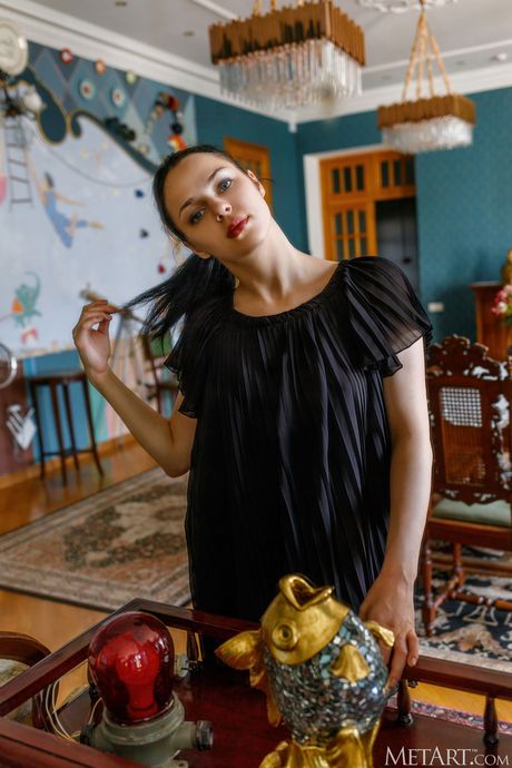 Ømt tenåring Nikta fjerner en svart kjole for å modellere i naken
