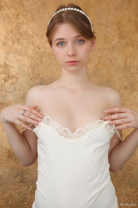 يونغ جمال سيا يزيل الملابس الداخلية البيضاء للمواصفات في العارية
