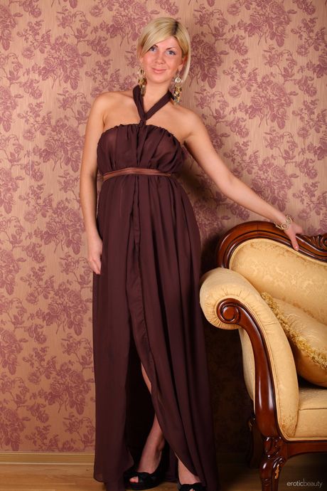 Solo Girl with Long Hair Milana o modeller naken djärvt
