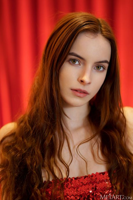 El atractivo adolescente Loren Sun se desnuda con convicción durante una sesión en solitario
