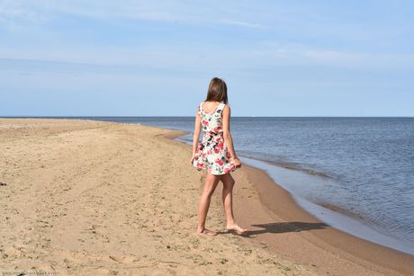 ブルネットのティーン、マクサが岩場で優雅に裸になる。
