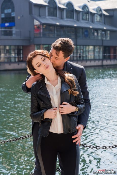 Sexig blondin Misha Cross kommer på toppen under sex med sin manvän
