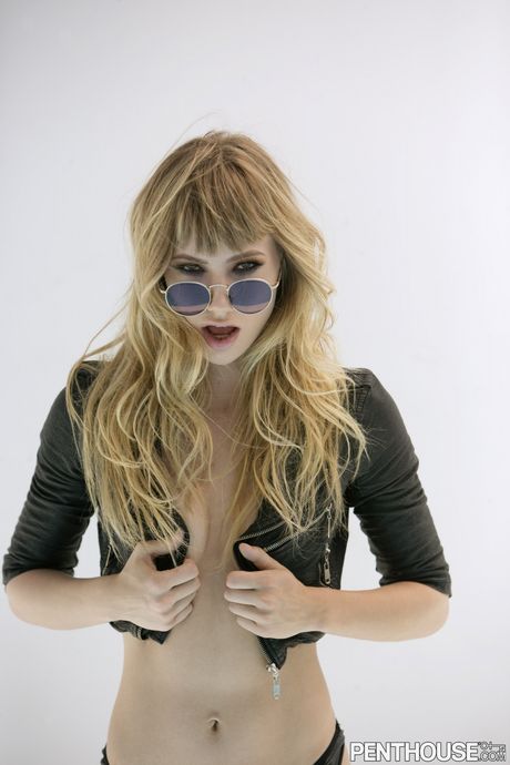 水の中でポーズをとる前に黒いジャケットとパンティーを脱ぐローヘアのティーン、アイビー・ウルフ
