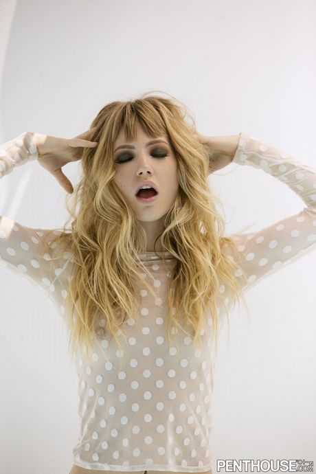 물속에서 포즈를 취하기 전 검은색 재킷과 팬티를 벗고 있는 아이비 울프 10대
