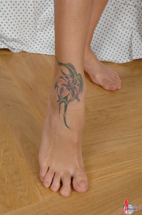 Tsjekkisk babe Suzan V fremhever hennes store byttet og varmtatoverte kropp i en solo
