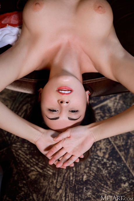 A adolescente perfeita Alice Kelly remove sua lingerie e saltos altos para posar nua
