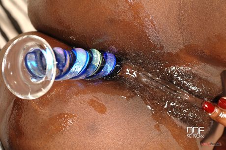 Britse cougar Jasmine Webb speelt haar klootzak en kutje in een solo -show
