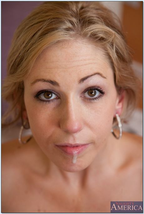 Blonde Frau Kasey Grant gibt einen Blowjob und wird Hardcore gefickt
