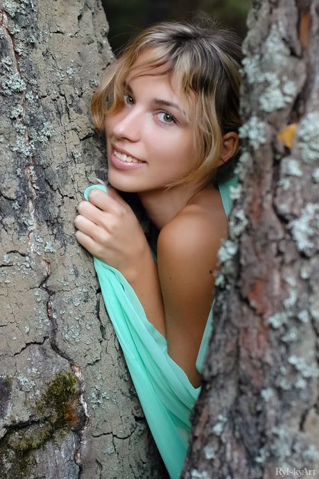 Svelte teen Natalia B shows her small tits and trimmed pussy in a solo