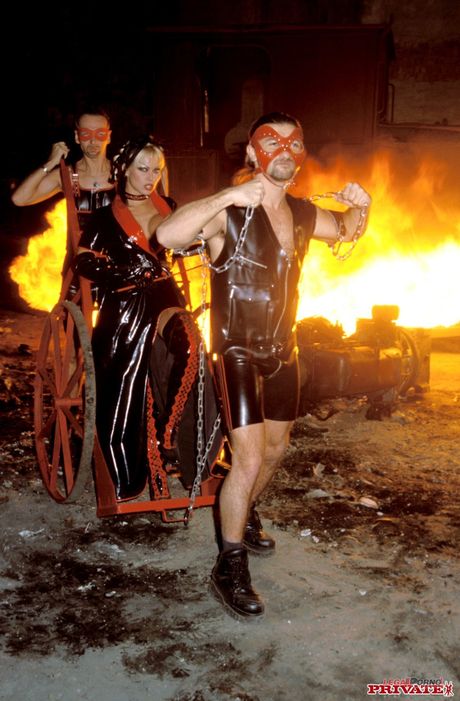 Ungarske babes med store pupper får føttene og fitta slikket utendørs
