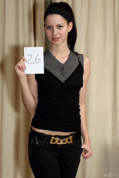 Skinn ungerska tonåring Judy -leende remsor och retar med sina små tuttar
