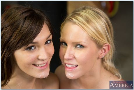 Młode blondynki i brunetki mają trójkąt z muskularnym mężczyzną
