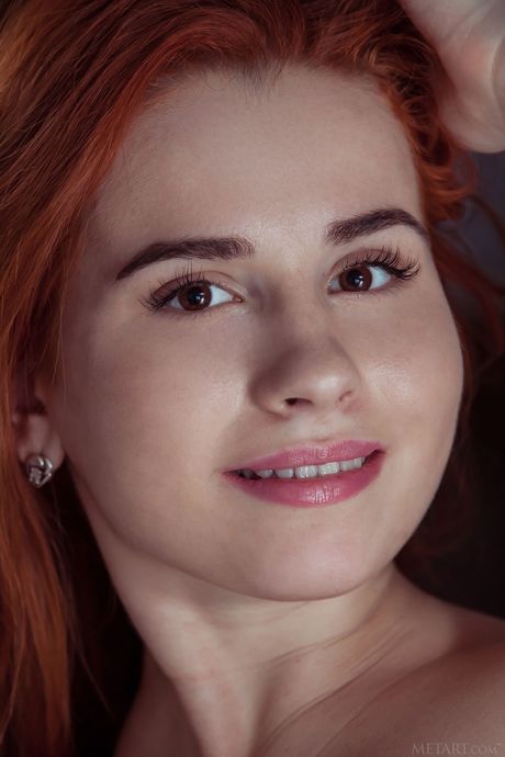 Ruiva sexy Nicole le Cray fica nu tentadora em sua cama
