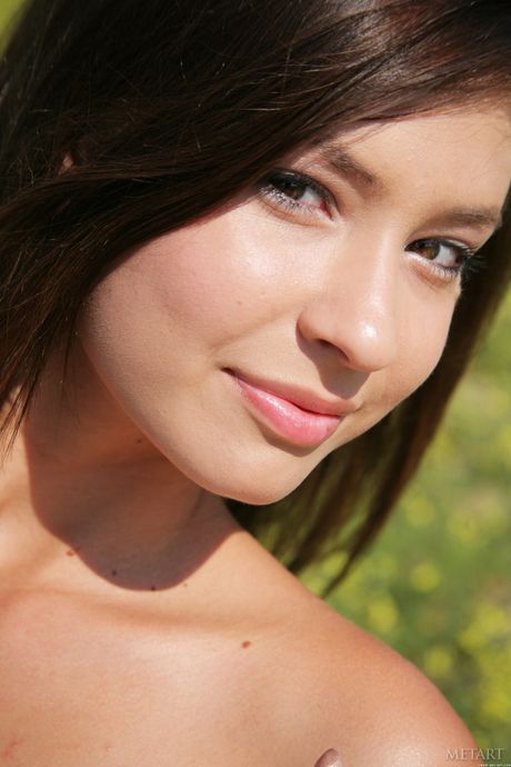 Smuk teen irina j bares sig selv med nåde
