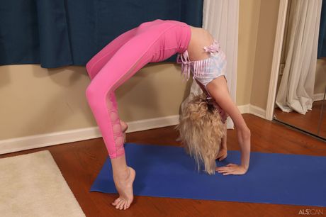 ALS Scan: Drobna nastolatka Maria Anjel dostaje nagą i masturbuje się z dildo