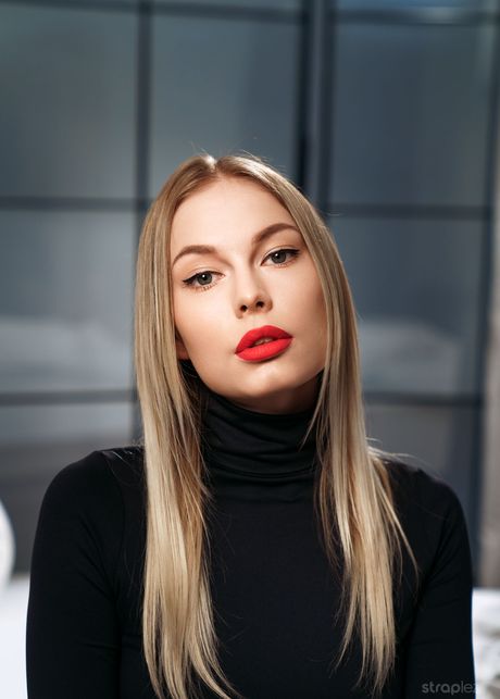 Lesbian girls Mimi Cica & Nata Ocean have sex on a bed in ripped pantyhose