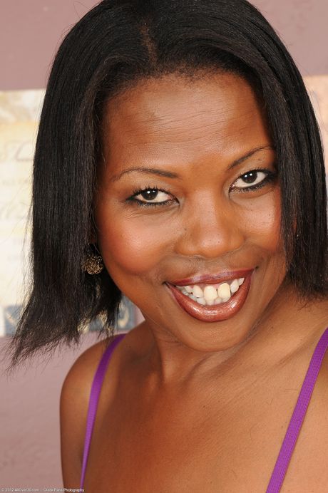 Ebony MILF Sapphire shows her big booty and big tits before masturbating