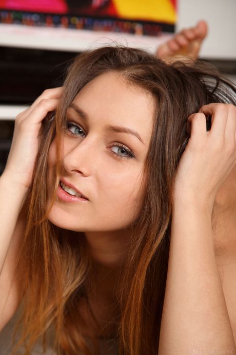 性感红发女郎 Yarina A 以诱人的方式赤身裸体
