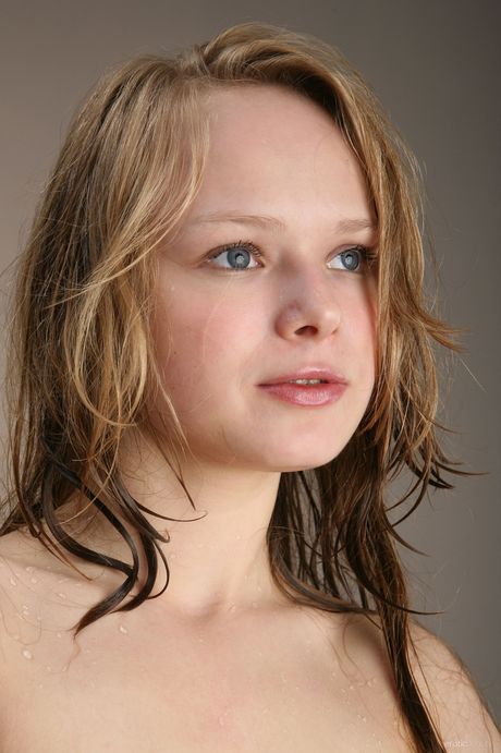 Wunderschöner Teenager Mia C wird nass, während sie im Badezimmer duscht
