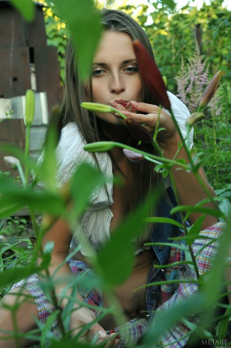 Slender Teen Nata F strips en poseert naakt in de tuin met een watermeloen
