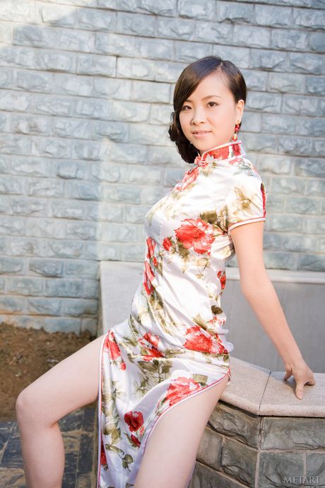 Sexy Asian babe Katy AU strips & poses naked in the garden