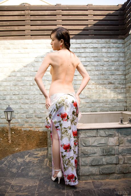 Sexy Asian babe Katy AU strips & poses naked in the garden